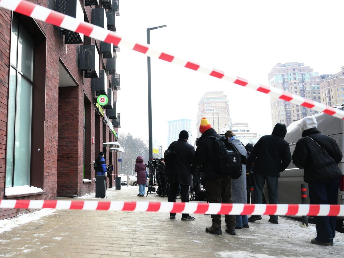    Люди у дома, где было совершено покушение на убийство генерала Минобороны РФ Владимира Алексеева | © РИА Новости / Григорий Сысоев