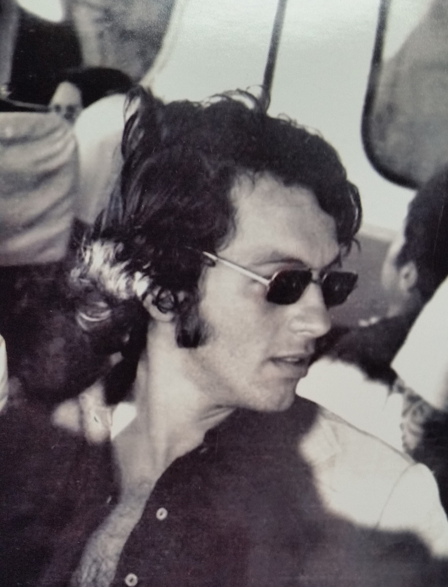 В те времена Папа стал бы монахом. Днем он бы шлялся по окрестностям монастыря в дырявой рясе, демонстративно презирая все мирское. Или размышлял над трудами великих мыслителей древности в пыльной прохладе скриптория. А после вечерней молитвы предавался философским диспутам с другими монахами. Они бы пили вино, ругали женщин и хвалили Аристотеля.