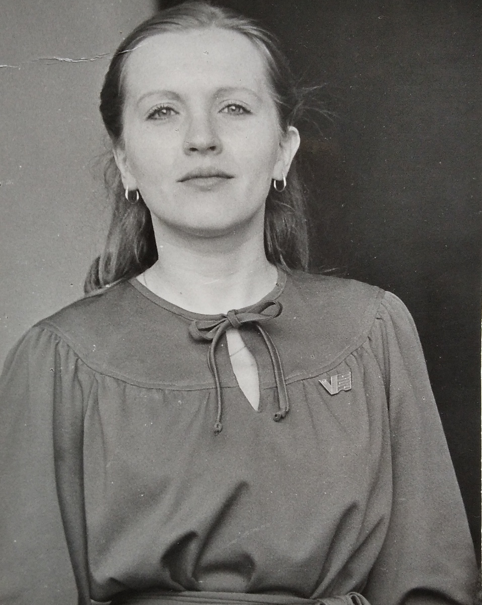 Мама была бы, разумеется, прелестной капризной принцессой. Она сидела бы в высокой башне и ждала отважного красавца-короля, который сделает ее королевой, увезет в свой комфортабельный замок, всучит сундук с сокровищами и навсегда удалится к сарацинам. Получив шкатулку с его заспиртованной головой, она бы элегантно погоревала, а потом, возможно, утешилась в объятиях жизнелюбивого монаха... Только прежде ей нужно было стать королевой.