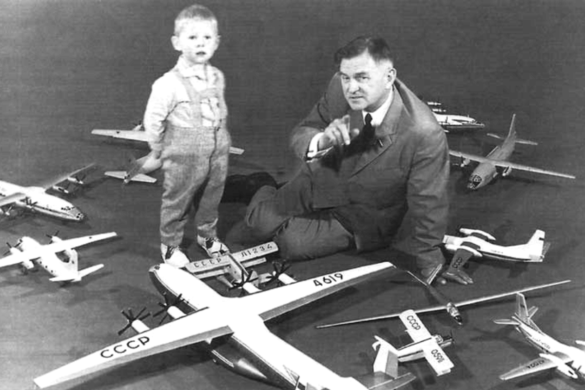Олег Константинович Антонов с внуком и макетами своих самолетов. Фото из интернета