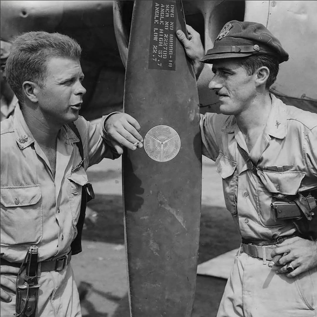 Бонг слева, МакГвайр справа