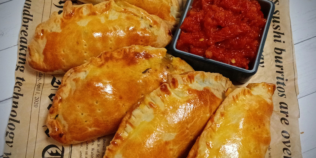 Эмпанады с колбасой андуй, листьями каллалу и самбалом