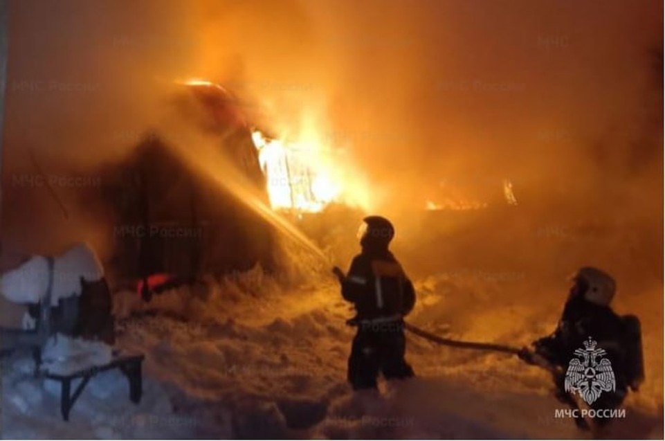    В Козельске потушили крупный пожар в ангаре