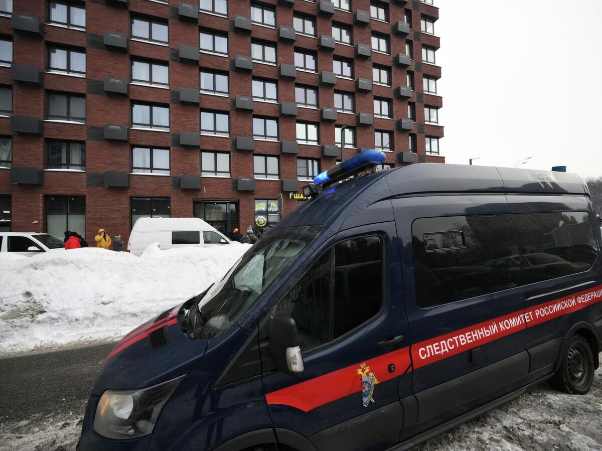    Автомобиль следственного комитета у дома, где было совершено покушение на убийство генерала Минобороны РФ Владимира Алексеева | © РИА Новости / Григорий Сысоев