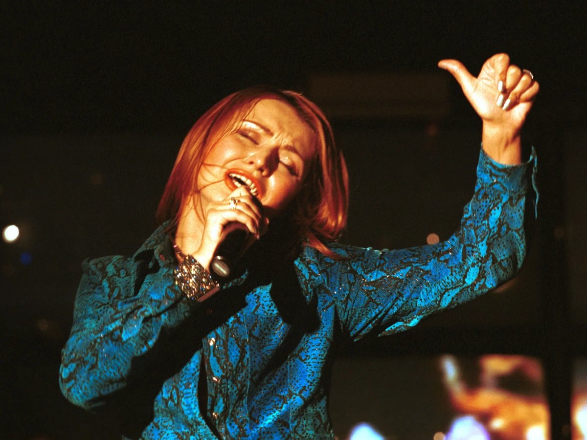     В Индонезии многие авторы видео не знают русского языка, однако легко запоминают мотив и припев песни