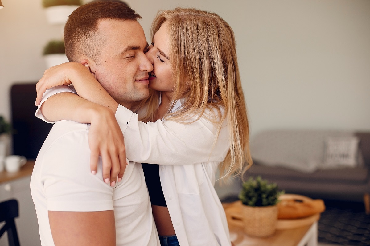    Для хорошего самочувствия нужно не менее восьми объятий в день