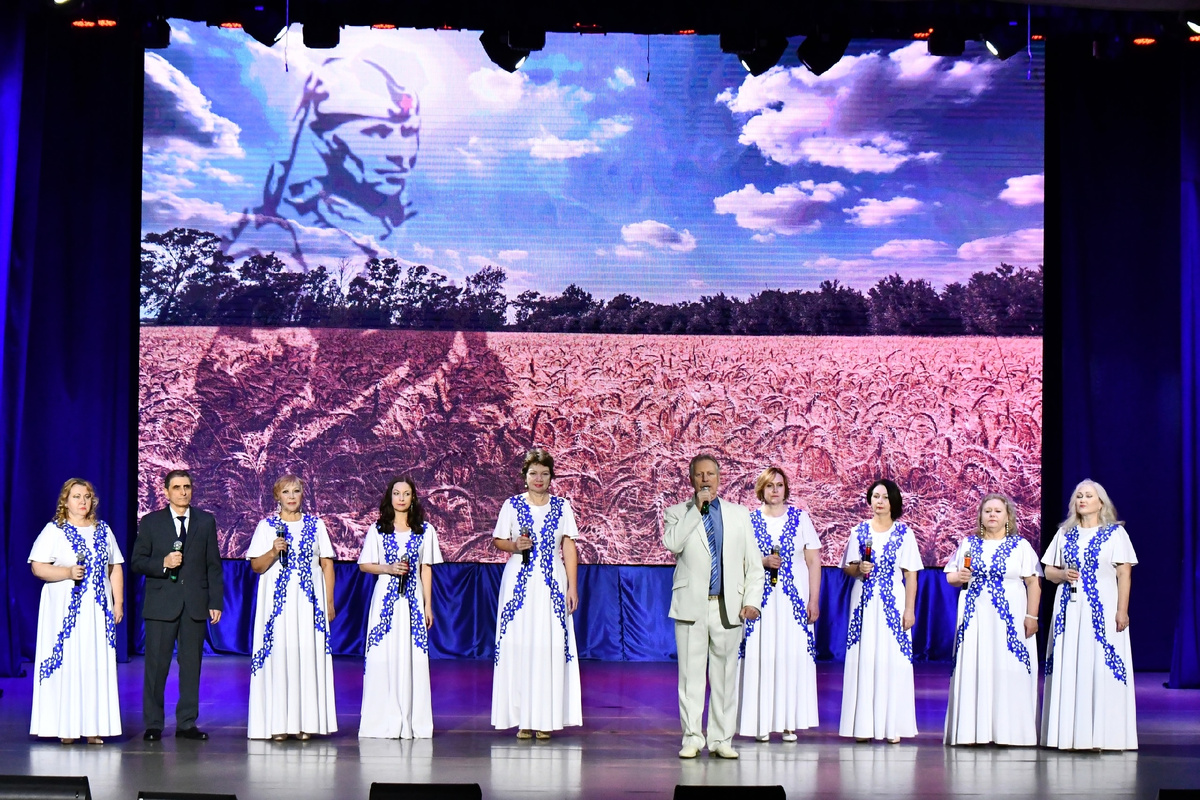 На концерте исполняем песню "Шумят хлеба"