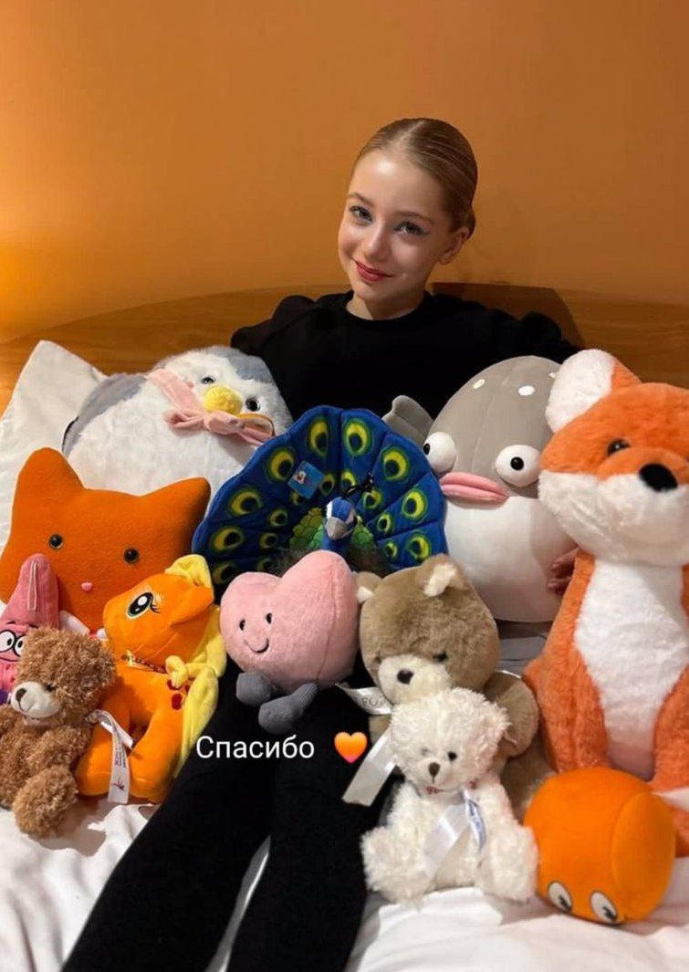 Арина с подарками от болельщиков 