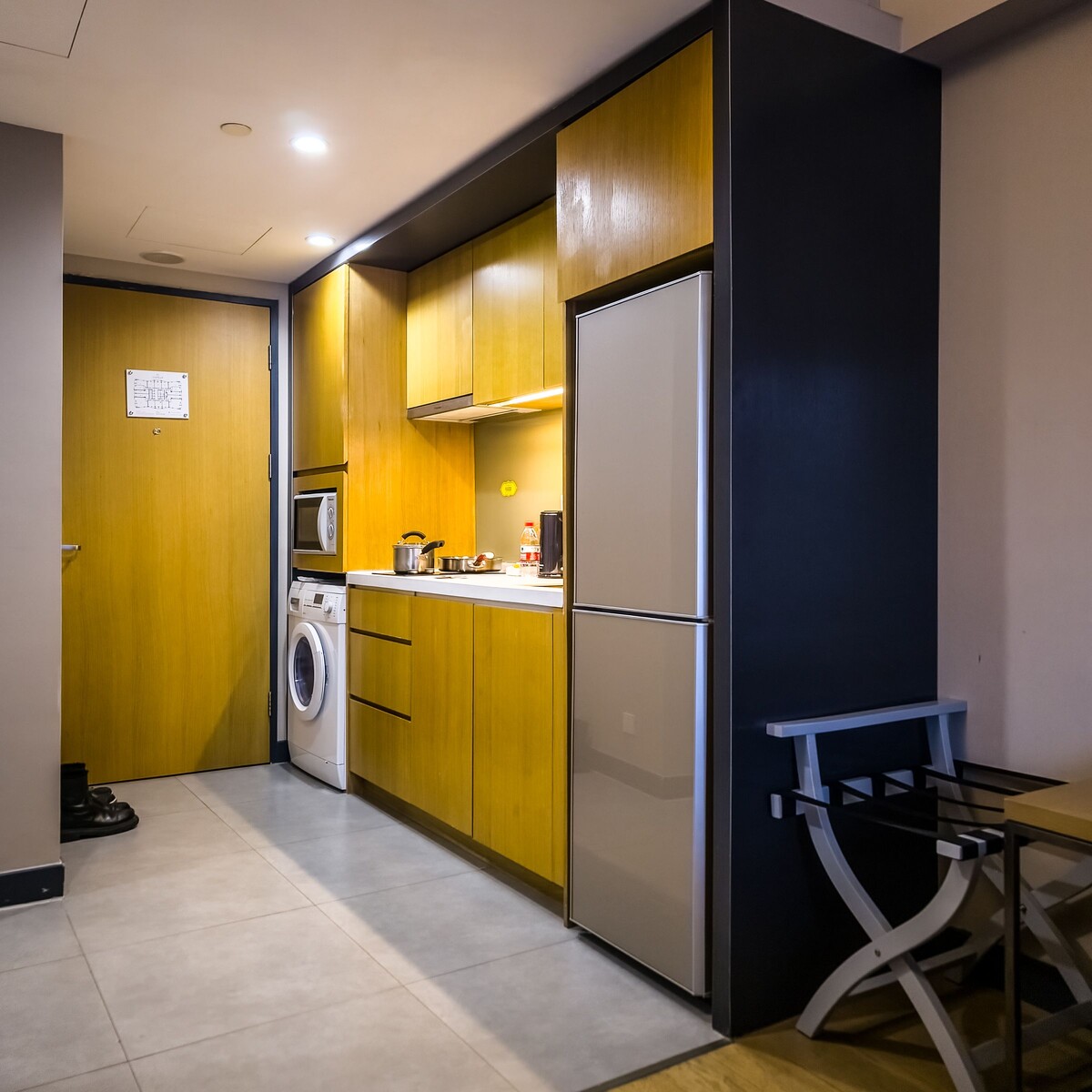 Очень крутая фишка - стиральная машина с сушилкой прямо в номере (гостиница в Шанхае)