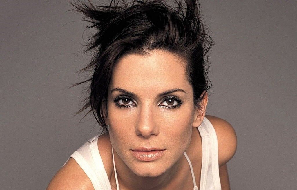 Сандра Буллок — одна из самых востребованных и высокооплачиваемых актрис Голливуда, а также успешный продюсер. Она получила мировую известность благодаря ролям в таких кассовых хитах, как «Скорость», «Мисс Конгениальность» и «Гравитация». За драматическую роль в фильме «Невидимая сторона» актриса была удостоена премий «Оскар» и «Золотой глобус». Буллок признана мастером как комедийного, так и драматического жанров, а её имя на афише давно стало символом успеха в киноиндустрии. Фото: Pinterest.com