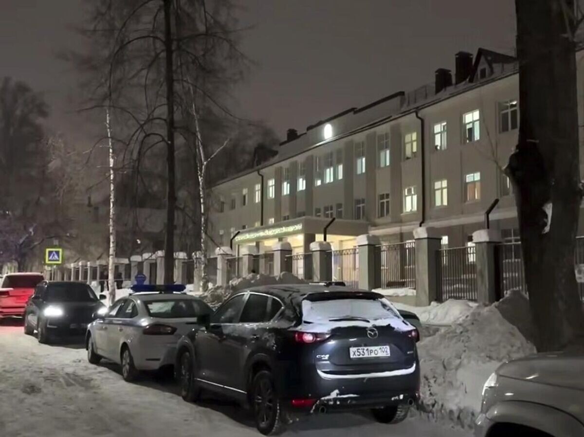    Автомобили около входа в здание Башкирского государственного медицинского университета в Уфе, в общежитии которого мужчина ранил четверых студентов и полицейского | © РИА Новости / Следственный комитет РФ