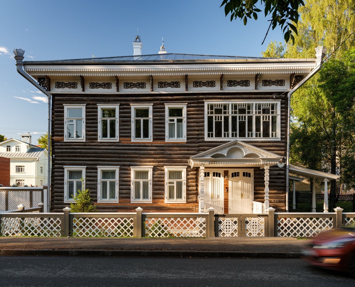 Дом на Кирова, 33. Реставраторы не только восстановили само здание, но и поставили вокруг него новую наряжную ограду. Над крыльцом — отсекленная лоджия, большая редкость для вологодской архитектуры начала ХХ века.