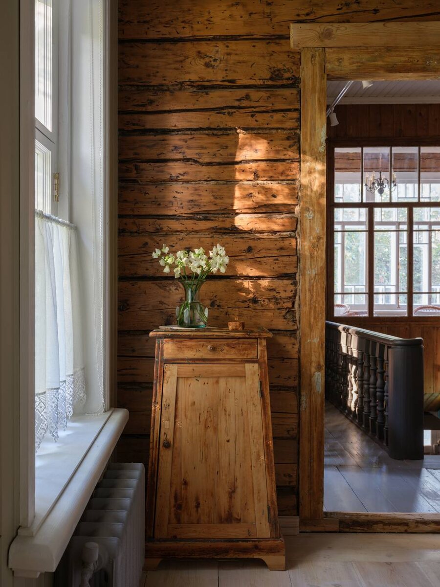 Вид на лестницу из одного из номеров. Тумда — антиквариат.