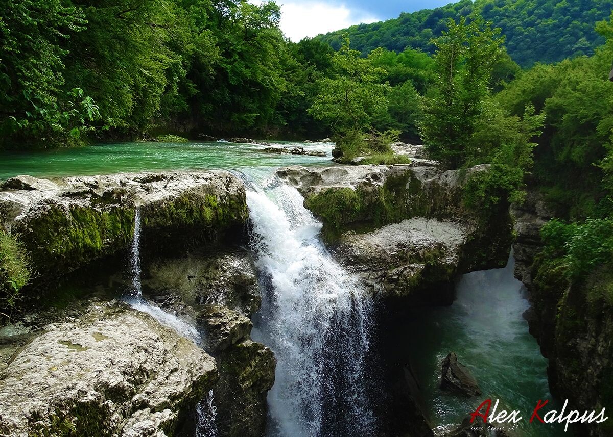 В районе целебных ванн в мартвильском ущелье, река Абаша. Грузия