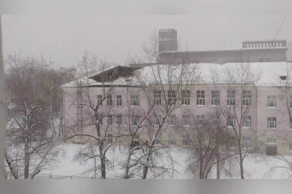    Не выдержала снега: в Казани обрушилась кровля корпуса гимназии