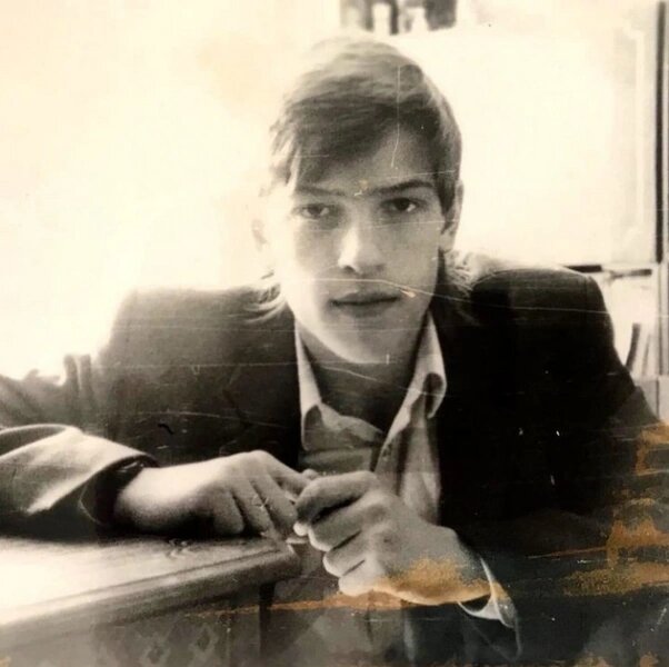    В картине «Любовные авантюры» актер появился в неожиданном образе, который сделал его неузнаваемым.