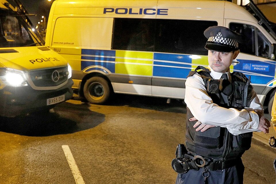 Бесконечными страшилками о российских спецслужбах британцев отвлекают от куда более актуальных проблем королевства. Фото: REUTERS.