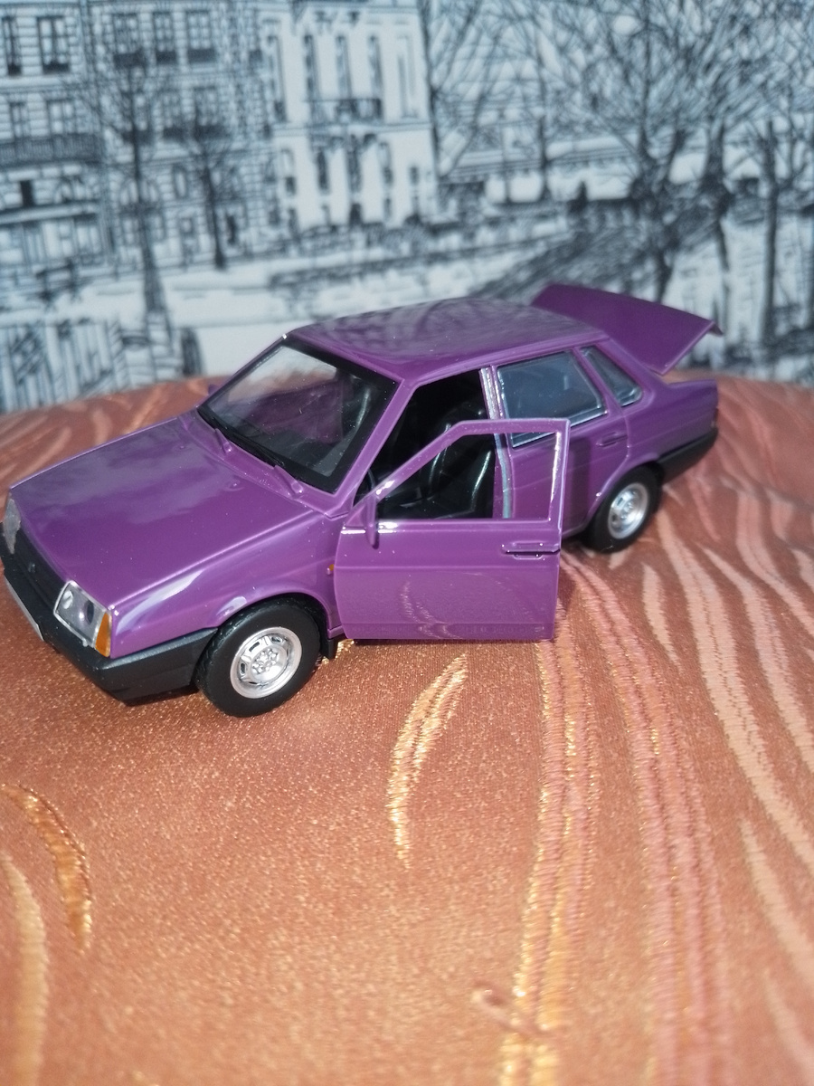 У модели открываются дверцы и крышка багажника.