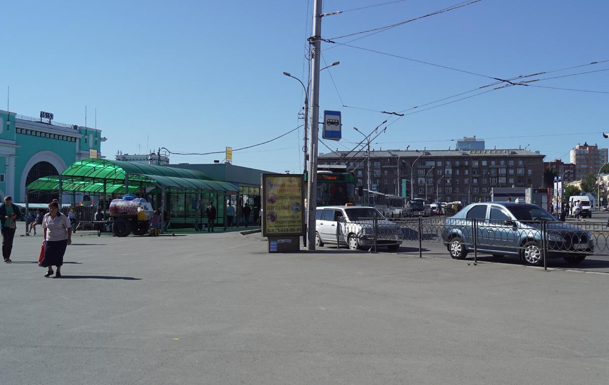 г.Новосибирск. Привокзальная площадь и дом по адресу ул.Челюскинцев, 3. Фото автора.