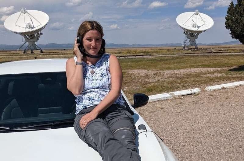    Иветт Сендес позирует как Элли Эрроуэй из фильма «Контакт» 1997 года, снятого по одноименной книге Карла Сагана. Автор: Иветт Сендес, Орегонский университет.