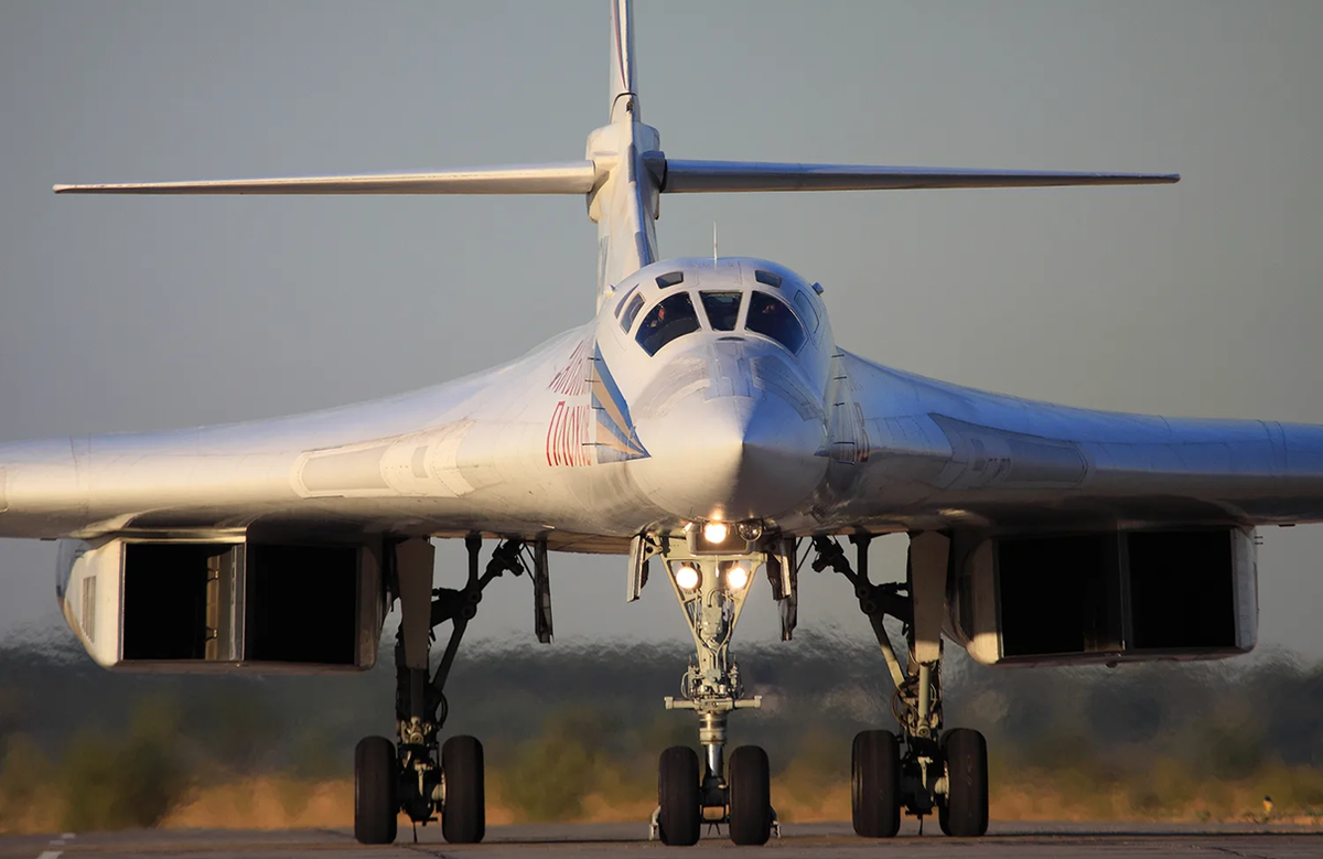 На фотографии: Ту-160М «Белый лебедь» – сверхзвуковой стратегический бомбардировщик, собранный с нуля по современным чертежам. Источник фото: https://avatars.mds.yandex.net/i?id=217757e72324596e7e9e3ffade0292f2_l-15420526-images-thumbs&n=13