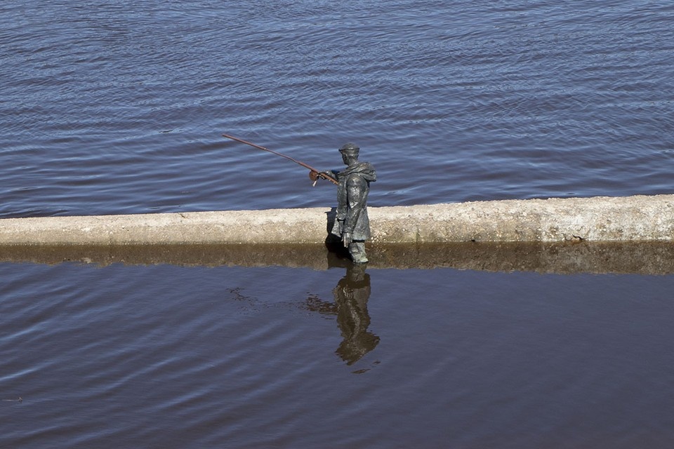    Памятник рыбаку на набережной горсада во время половодья Павел МАКАРОВ