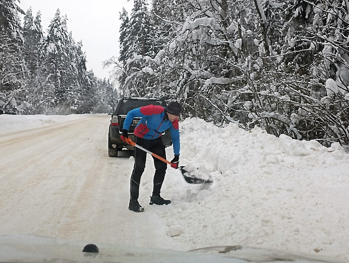 Пока Анька переодевается, успевая сделать фото, откапываю парковочный карман