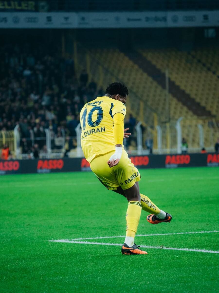    Задержка с представлением Дурана игроком «Зенита» связана с согласованием условий контракта евгений