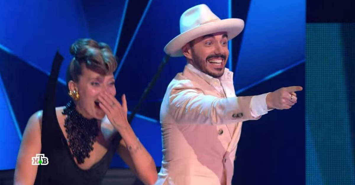 Кто скрывался под маской Колобок? Как выглядят маски в шоу "Маска 7" на НТВ? Какие песни они пели в 1 выпуске от 08.02.26? Кто снял маску?