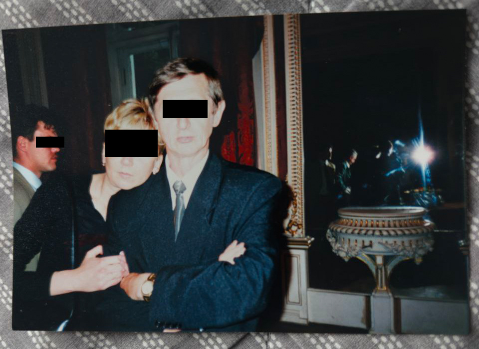 В интерьерах Аничкова. У нас черные квадраты на лицах, как в файлах Эпштейна. Хм... интересно, что  там за часики на руке?