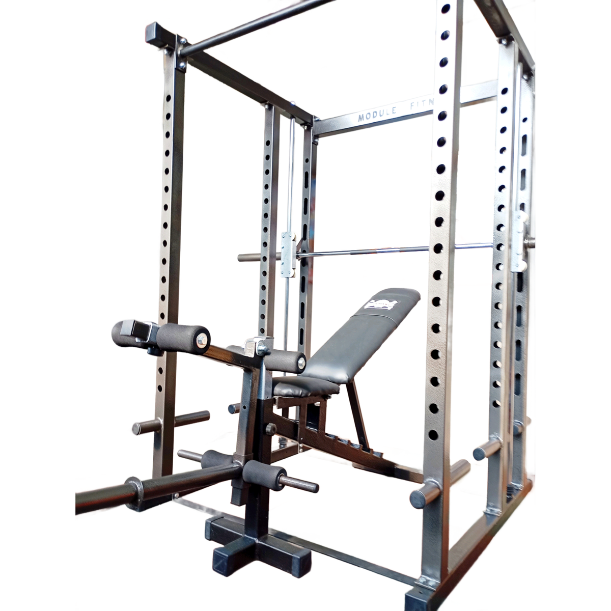 Вариант силовой рамы с машиной Смита. Дополнительно эту систему можно доукомплектовать тягой Т-грифа, турником мультихватом, блочной системой для верхних и горизонтальных(нижних) тяг, дельта-машиной, брусьями. Многофункциональная скамья идёт в комплекте с керлом для ног с гибкой регулировкой нагрузки, ПЭК-ДЭК, бицепс-машиной. 