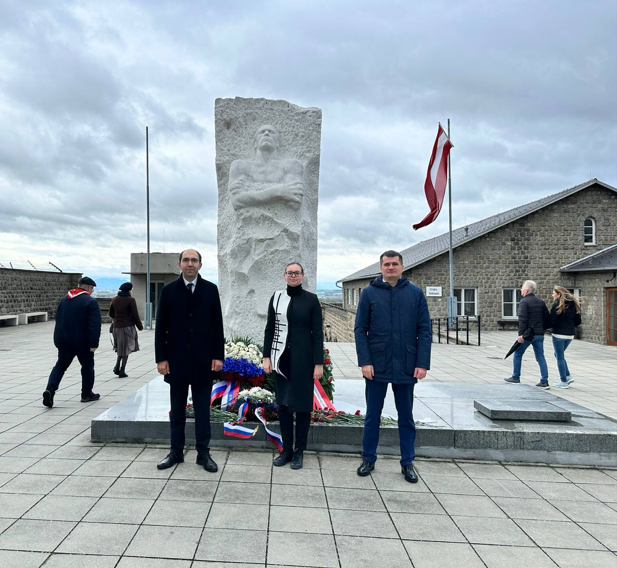 УЧАСТНИКИ "СОЧИНСКОГО ДИАЛОГА" ПОЧТИЛИ ПАМЯТЬ ГЕНЕРАЛА КАРБЫШЕВА НА ТЕРРИТОРРИИ КОНЦЛАГЕРЯ ОСВЕНЦИМА. Из открытых источников