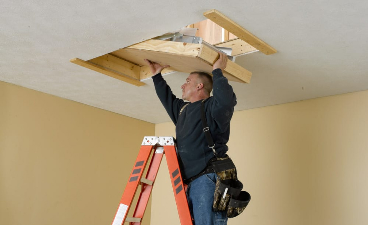 Чердачная лестница — это не просто функциональный элемент, а продуманное решение, которое делает эксплуатацию частного дома намного комфортнее.
В отличие от громоздких стационарных конструкций или опасных приставных лестниц, современная чердачная лестница обладает рядом весомых преимуществ.
Экономия пространства. В сложенном виде лестница полностью убирается в потолок и превращается в незаметный блок. Это освобождает полезную площадь в коридоре или комнате, которую можно использовать по своему усмотрению.
Простота и легкость использования. Благодаря пружинным механизмам и стержню для открывания, разложить лестницу под силу любому взрослому человеку за считанные секунды. Вам больше не нужно нести тяжелую стремянку из сарая или гаража, чтобы достать вещи с чердака.
Энергосбережение. Люки качественных лестниц оснащены контурным уплотнителем и слоем утеплителя. Это предотвращает утечку тепла из жилых помещений на холодный чердак и исключает появление сквозняков.
Безопасность и надежность. Специальные насечки на ступенях препятствуют скольжению, а надежные крепления позволяют конструкции выдерживать нагрузку до 150-200 кг. Это гораздо безопаснее, чем балансировать на качающейся приставной лестнице.
Эстетичный внешний вид. Крышка люка обычно выполнена в белом цвете или под дерево, что позволяет ей идеально вписаться в интерьер потолка, оставаясь практически невидимой.
Долговечность. Благодаря качественным материалам и защитной обработке металла или дерева, такая лестница прослужит десятилетиями, не требуя особого ухода.
Установив складную чердачную лестницу, вы превращаете захламленный чердак в доступное и удобное место для хранения вещей, экономя при этом место и тепло в вашем доме.