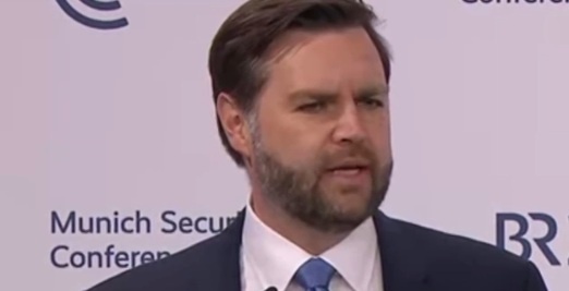   Вэнс. Фото: стоп-кадр видео с выступление в Мюнхене