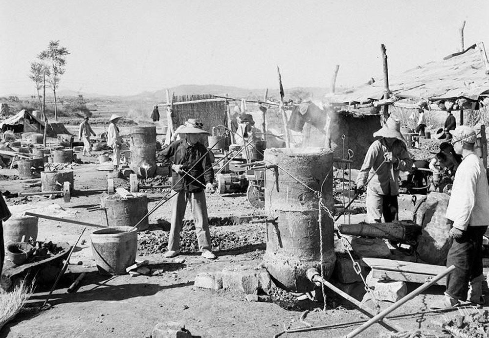 Китайские крестьене плавят металл в кустарных дворовых печах во время "Большого скачка вперёд" в конце 1950-х