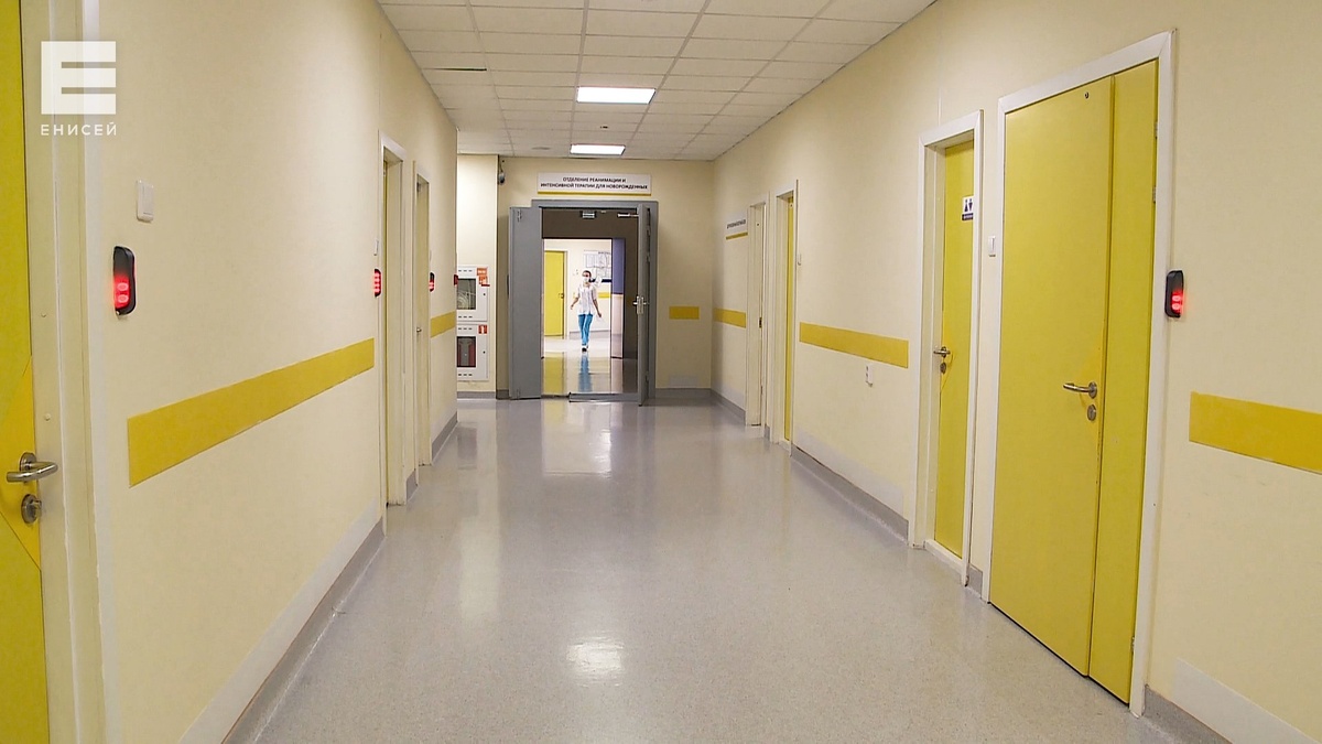     Пострадавшие после поджога в красноярской школе подростки идут на поправку