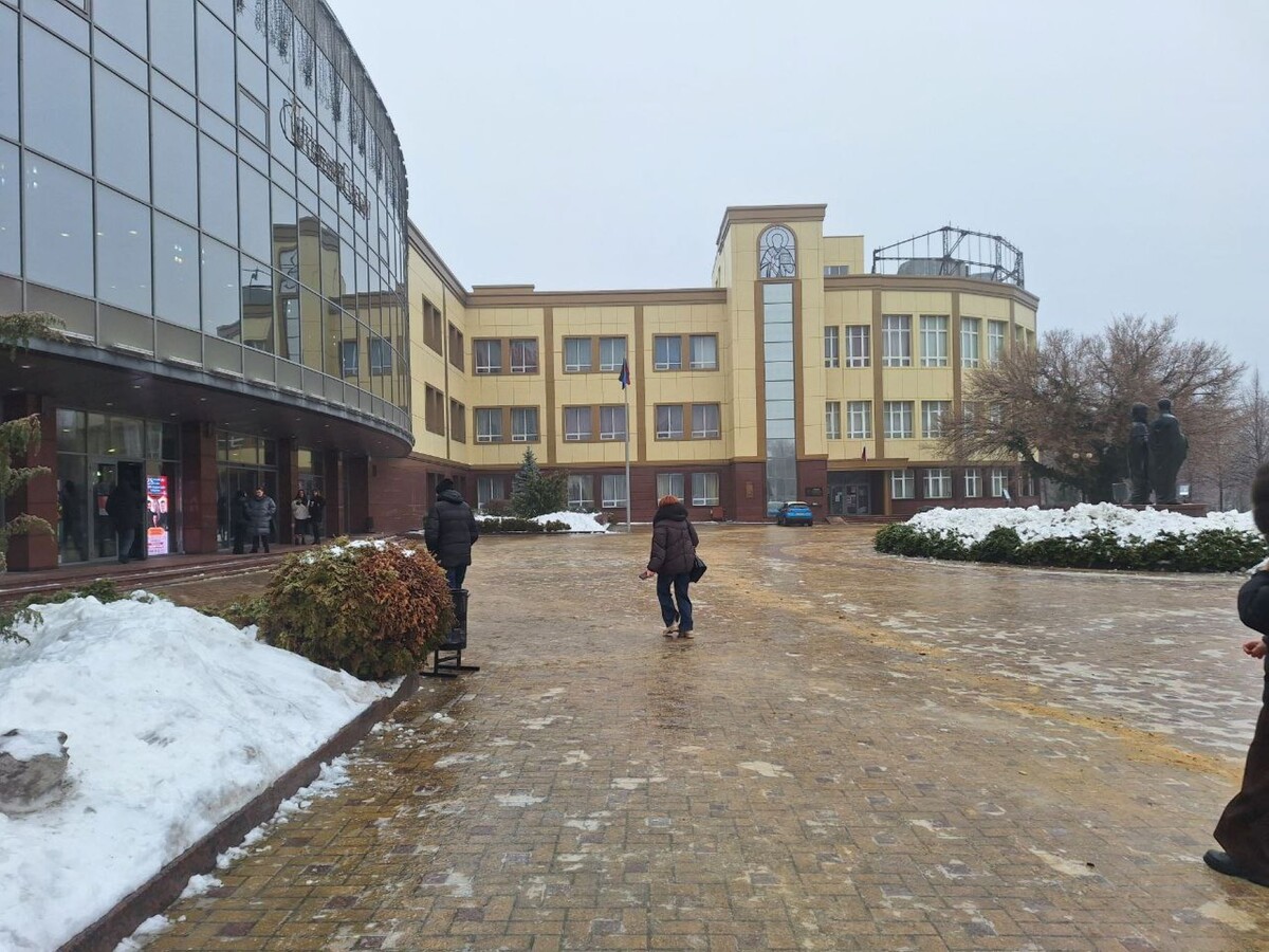 Вход .Фото автора.