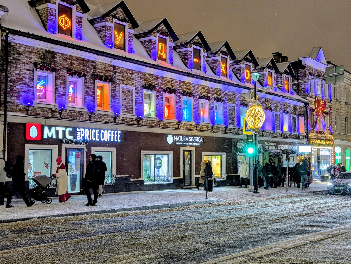 После праздников всё так же красиво - и можно пройти по улицам, не проталкиваясь через толпы