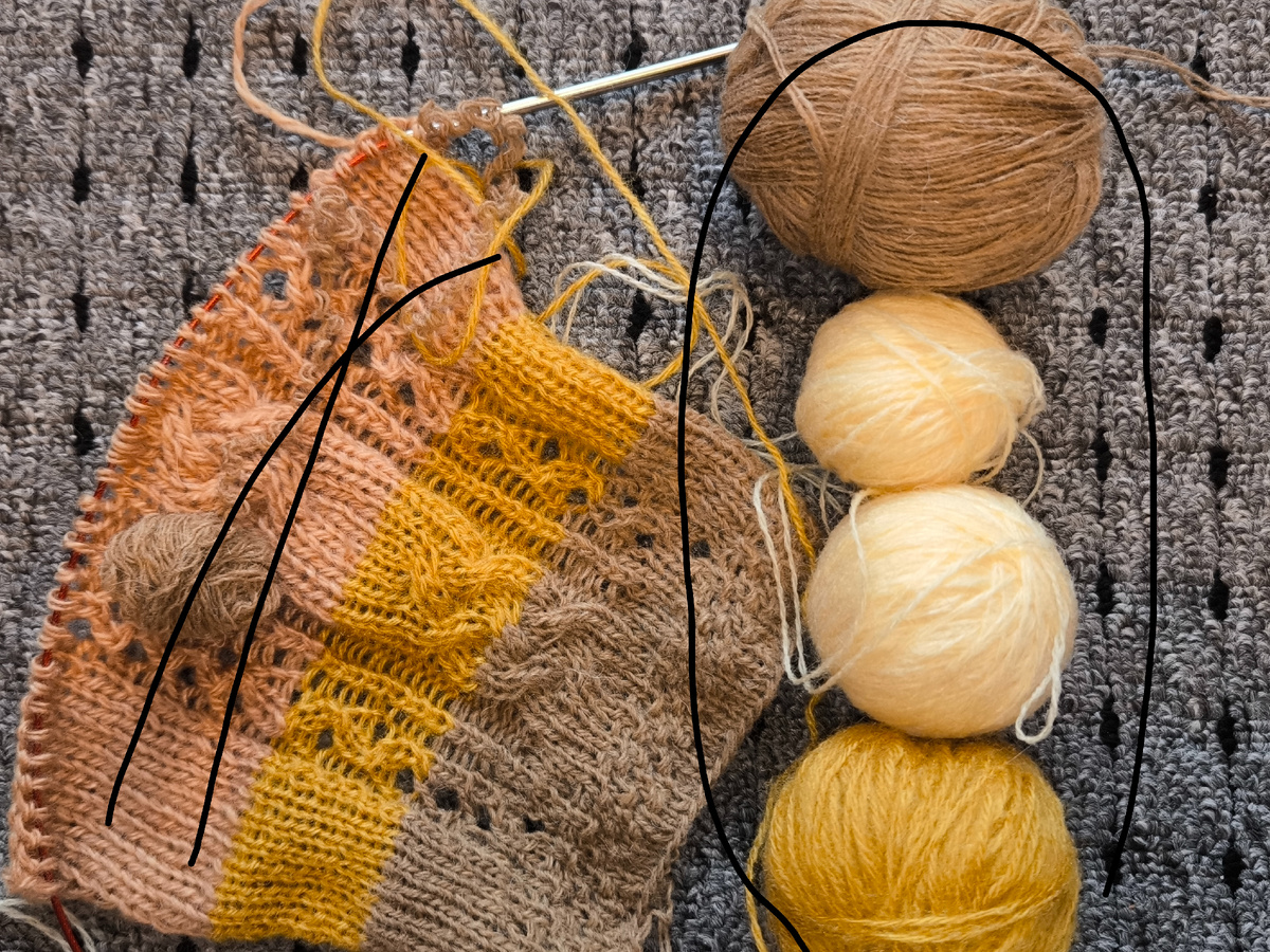 Полоску помеченную чёрным крестом решила не брать, слишком толстая пряжа, добавила светло желтый цвет