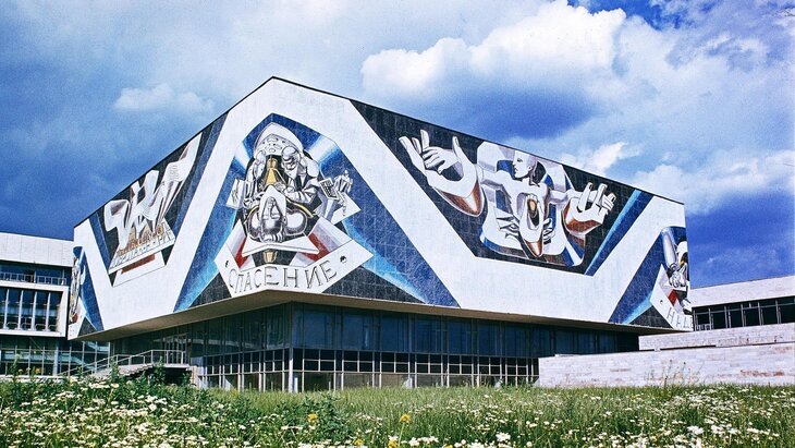 Л.Г. Полищук и С.И. Щербинина. Мозаика. Библиотека второго медицинского института.