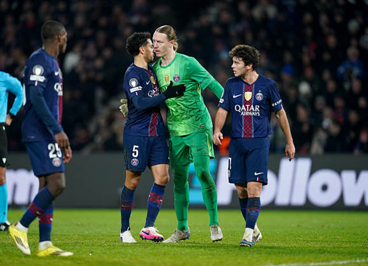     Во Франции о Сафонове, завоевывающем сердца в коллективе: он идеально вписался в «ПСЖ»