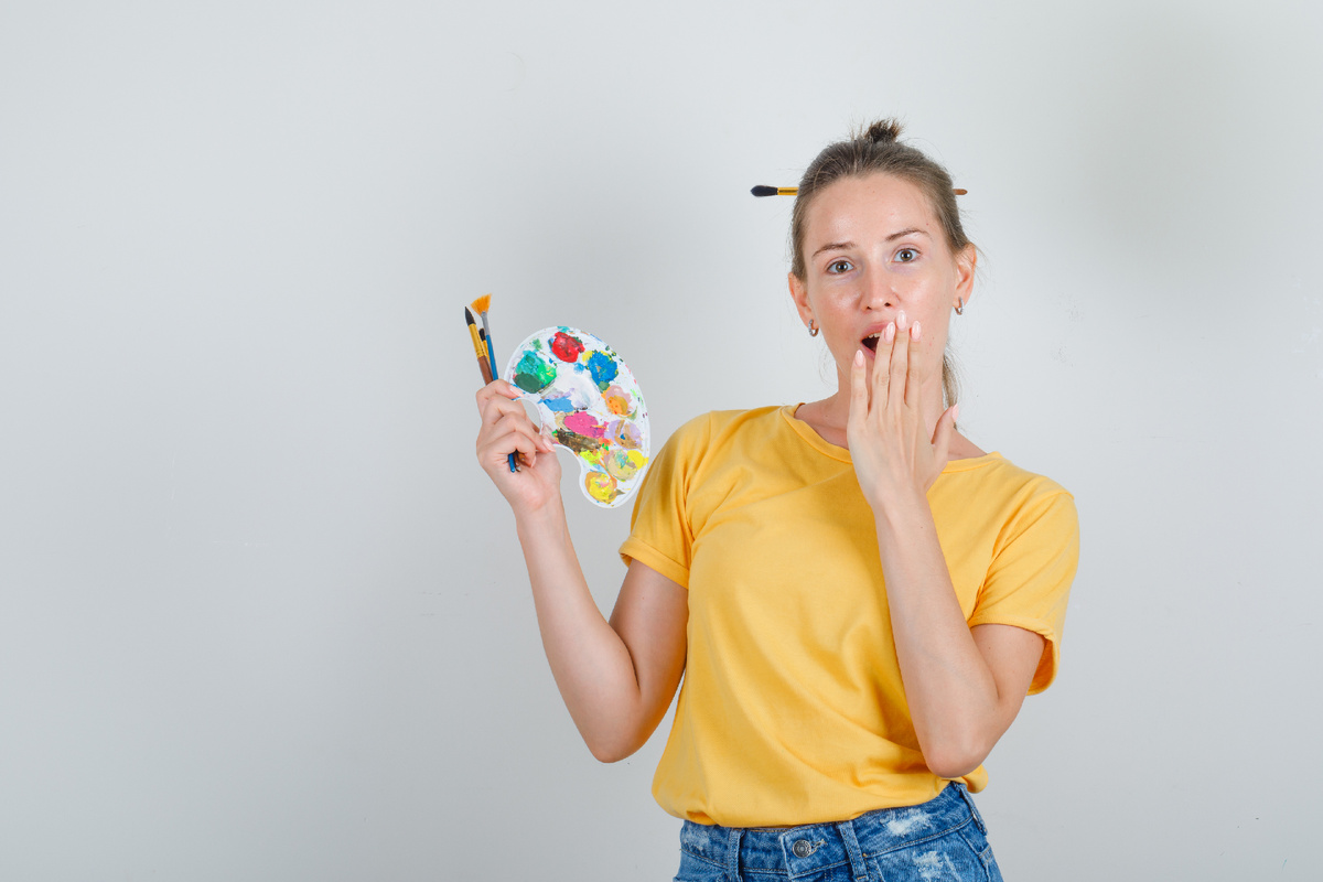 https://ru.freepik.com/free-photo/young-woman-holding-painting-tools-with-hand-mouth-yellow-t-shirt-jeans-shorts-looking-surprised_10376909.htm#fromView=search&page=1&position=2&uuid=6c0e14d6-2df5-4e2a-a726-e6c9663ba081&query=%D0%B4%D0%B5%D0%B2%D1%83%D1%88%D0%BA%D0%B0+%D0%B8+%D0%BA%D1%80%D0%B0%D1%81%D0%BA%D0%B0