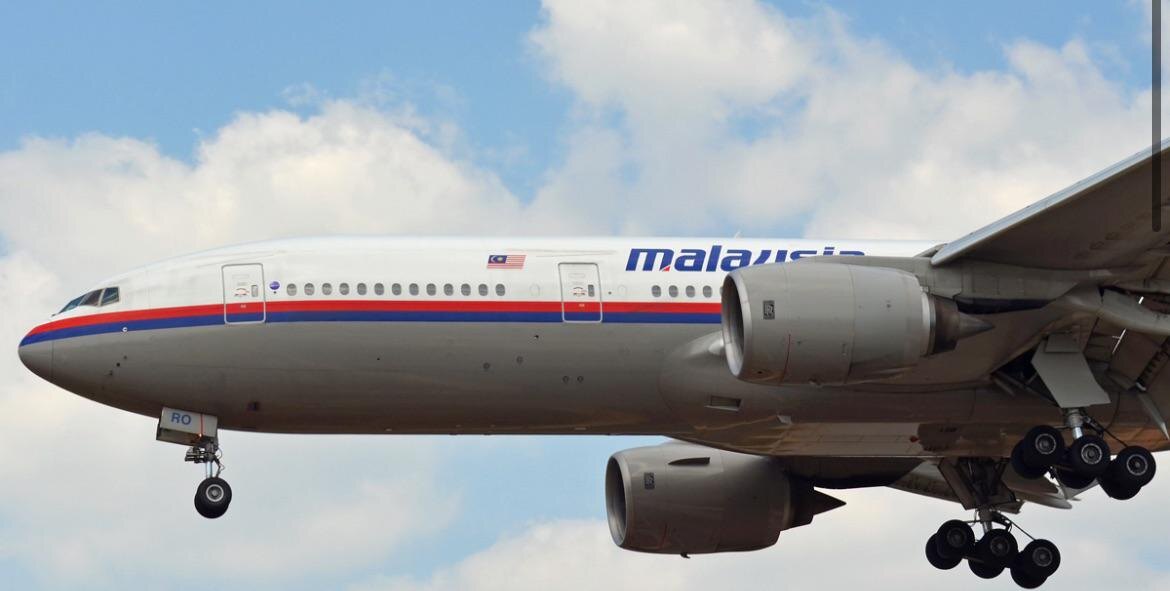 Это последнее фото MH370, сделанное всего за несколько часов до того, как он исчез с 239 жизнями. На фотографии самолет приземляется в Куала-Лумпуре 7 марта, где он находился до вылета в свой злополучный рейс в Китай ранним утром следующего дня.