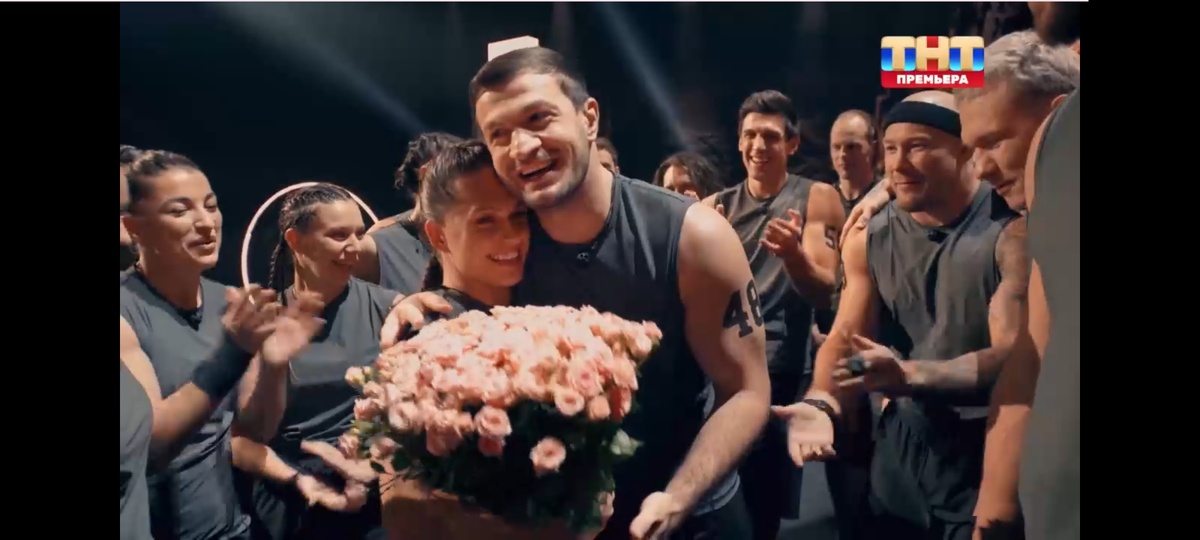 Торнике Квитатиани подарил цветы Светлане Веселовой, потому что она отдала бонус команде Торнике в прошлом выпуске
