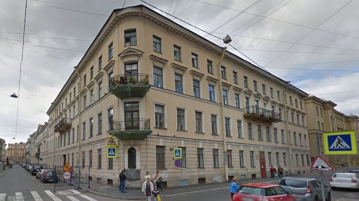 Этот угловой дом раньше был пятиетажным. Он считается "домом Раскольникова", в котором он снимал комнату на 4-м этаже. (Фото из интернета).
