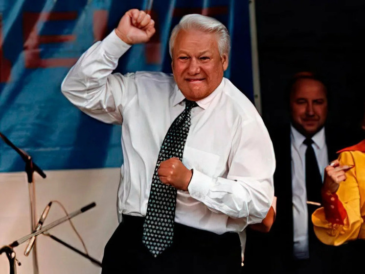     Борис Ельцин пляшет на предвыборном митинге. Ростов-на-Дону, 11 июня 1996 года.