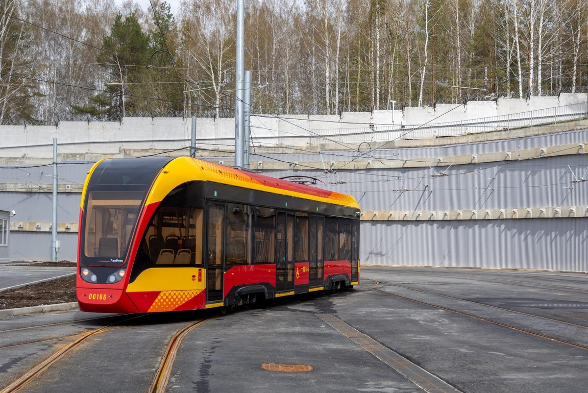 Трамвай 71-911ЕМ «Львенок» в депо «Верхнепышминского трамвая». Источник: Владислав Лоншаков/E1.RU