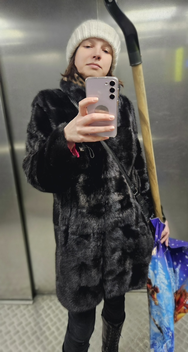 Я с лопатой. Без неё этой зимой никуда.