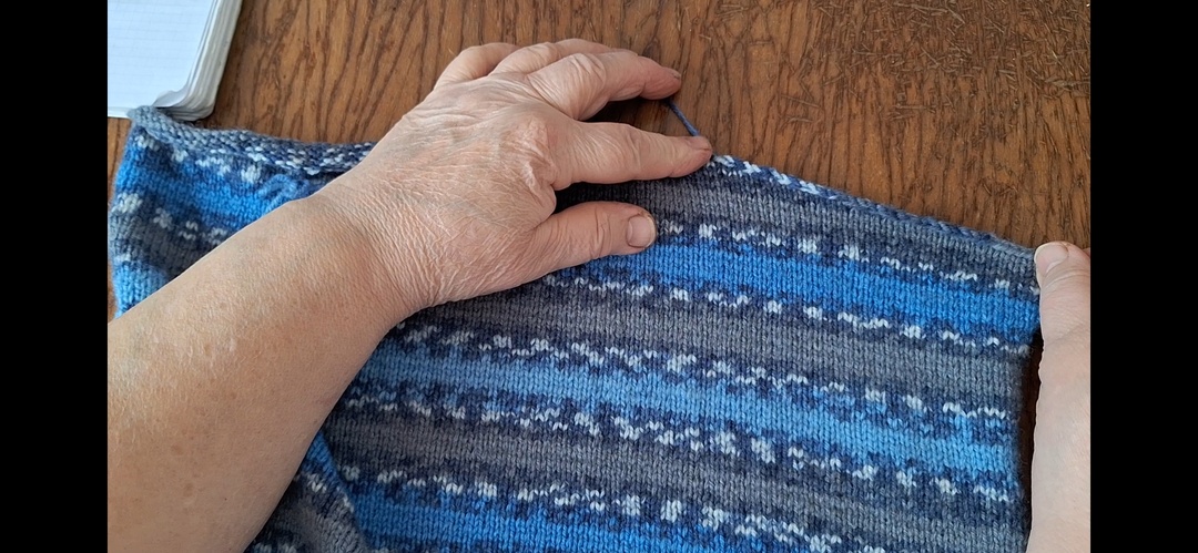 Вязание свитера продолжается.