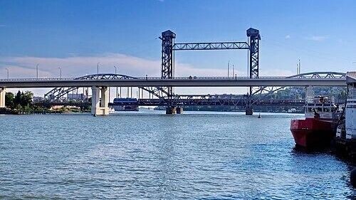    Разводной железнодорожный мост в Ростове, построенный по проектам Эйфеля.   https://ru.wikipedia.org